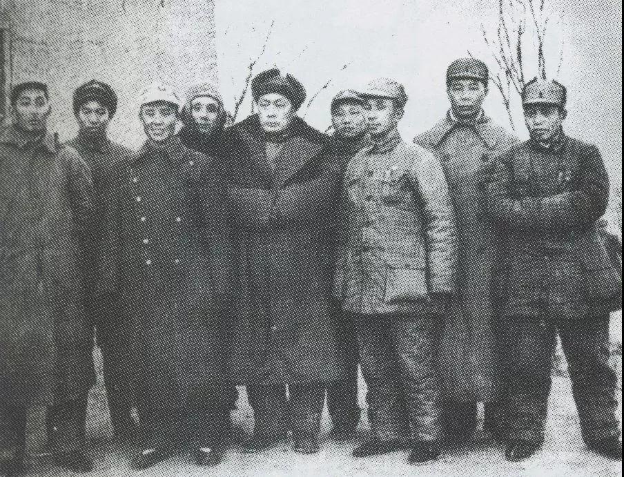 魯南戰(zhàn)役的指揮員合影.jpg