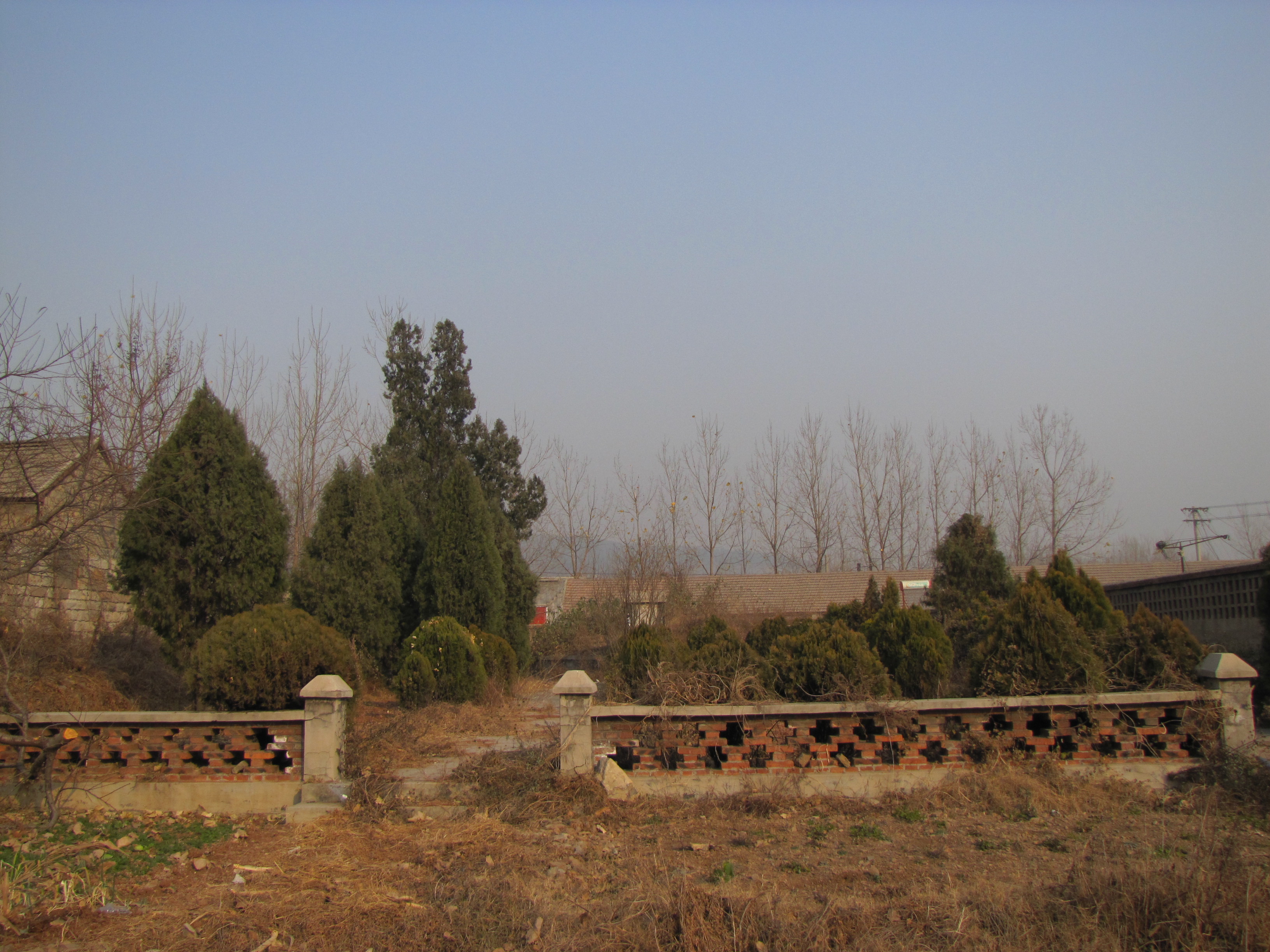 01劉溝烈士陵園全景 拍攝人:張成 拍攝時間:2010年12月1日.jpg