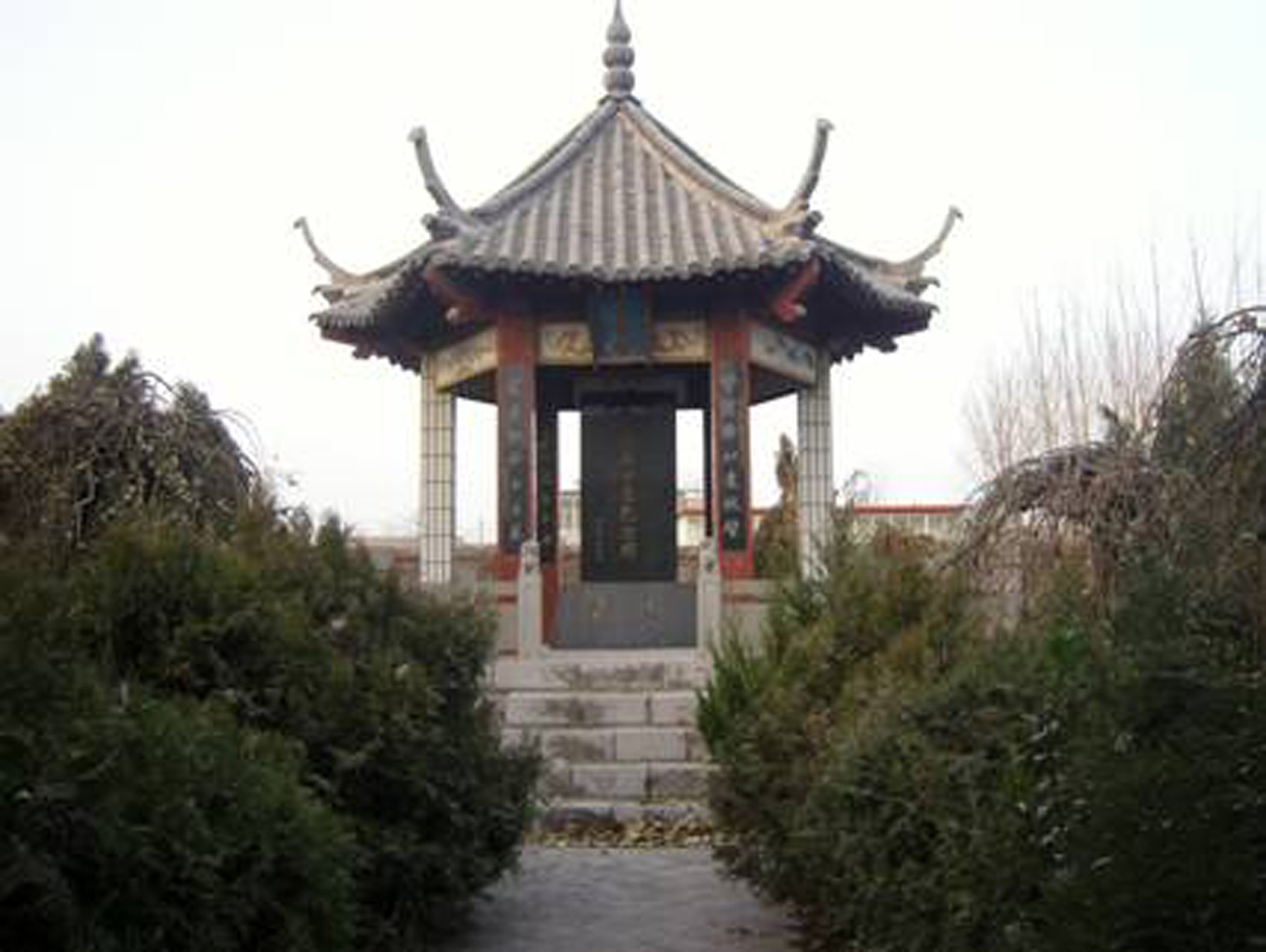 01 朱道南墓遠(yuǎn)景 攝影人:郭允新 拍攝時間:2010年12月2日.jpg